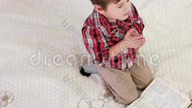 孩子在家祈祷，小男孩读圣经，基督徒孩子跪着呼唤上帝
